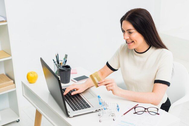 why_you_should_hire_shopify_developer_india_techpenta_blog_image